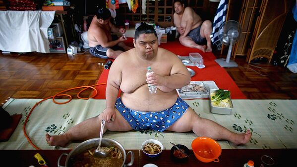 Борец сумо Kaiho ест тянконабэ в храме Ganjoji Yakushido в Нагое, Япония - Sputnik Узбекистан