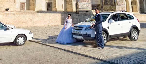 Молодожены делают фото на фоне памятника в Узбекистане Молодожены делают фото на фоне памятника в Узбекистане - Sputnik Ўзбекистон