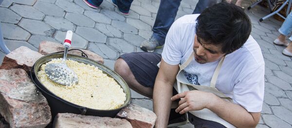 Узбекский день в Тбилиси: гостей угощали пловом, чак-чаком и самсой - Sputnik Узбекистан