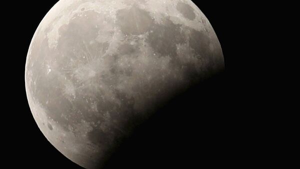 Луна во время частичного лунного затмения в небе Каира - Sputnik Узбекистан