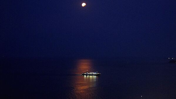 Луна, наблюдаемая в частичном лунном затмении над кораблем на острове Закинтос - Sputnik Узбекистан