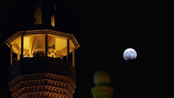 Луна во время частичного лунного затмения в небе Кувейта - Sputnik Узбекистан