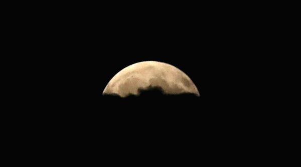 Луна во время частичного лунного затмения в Анкаре - Sputnik Узбекистан