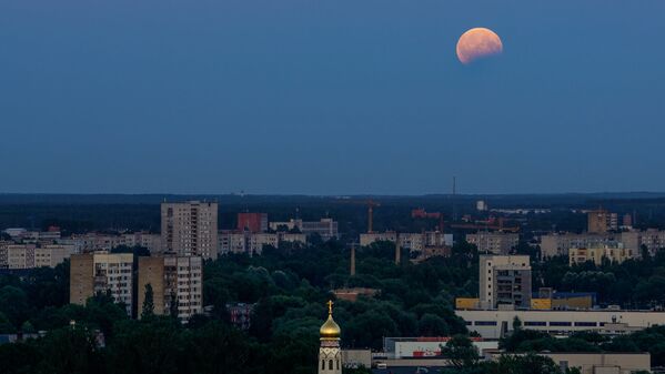 Лунное затмение над Ригой - Sputnik Узбекистан