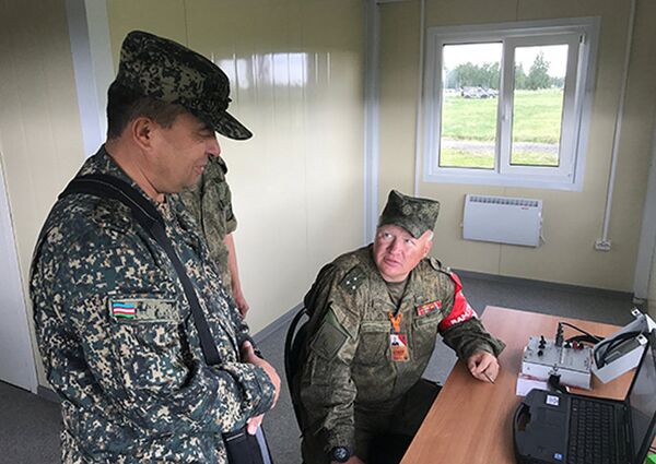 Военные наблюдатели из Узбекистана изучают регламент международного конкурса Рембат в Омске Военные наблюдатели из Узбекистана изучают регламент международного конкурса Рембат в Омске - Sputnik Узбекистан