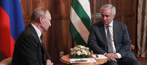 Встреча Рауля Хаджимба и Владимира Путина в Пицунде Встреча Рауля Хаджимба и Владимира Путина в Пицунде - Sputnik Узбекистан