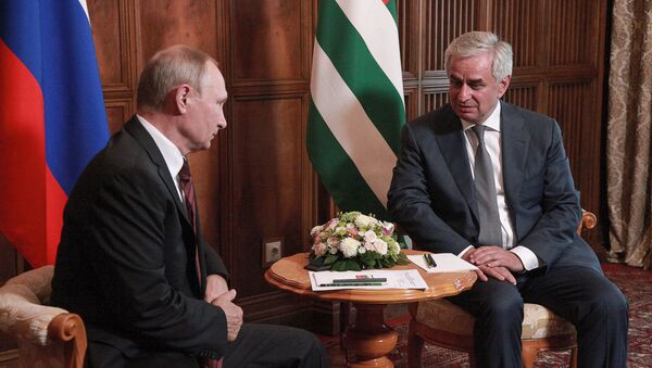 Встреча Рауля Хаджимба и Владимира Путина в Пицунде - Sputnik Узбекистан