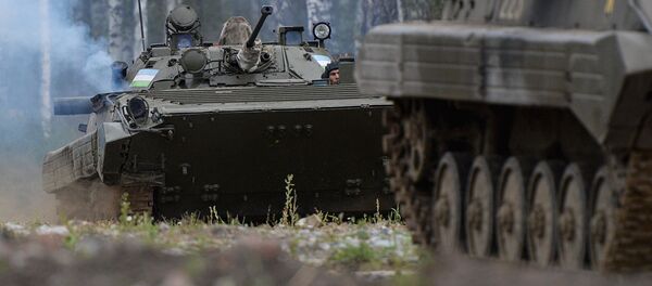 Военнослужащие вооруженных сил Узбекистана во время пятого этапа Выход разведывательного соединения в район сбора после выполнения задачи на международном конкурсе Отличники войсковой разведки Военнослужащие вооруженных сил Узбекистана во время пятого этапа Выход разведывательного соединения в район сбора после выполнения задачи на международном конкурсе Отличники войсковой разведки - Sputnik Ўзбекистон