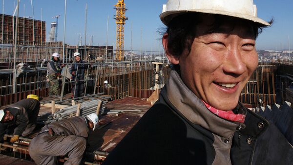 Рабочие ведут монтажные работы во время строительства - Sputnik Узбекистан