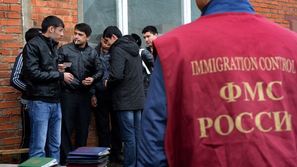 Иностранные рабочие во время проверки документов в ходе рейда ФМС - Sputnik Узбекистан