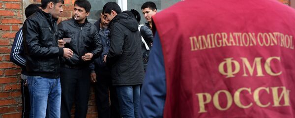 Иностранные рабочие во время проверки документов в ходе рейда ФМС - Sputnik Узбекистан