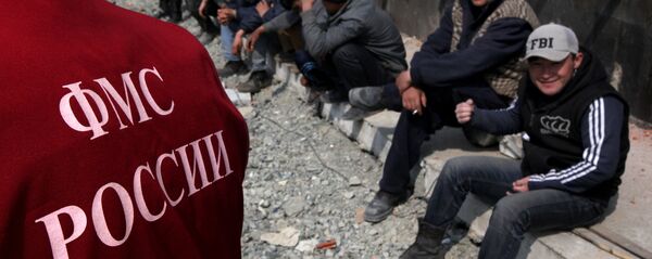 Иностранные рабочие во время проведения рейда ФМС в Москве Иностранные рабочие во время проведения рейда ФМС в Москве - Sputnik Ўзбекистон