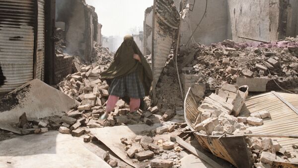 Местная жительница на разрушенной улице Кундуза - Sputnik Узбекистан