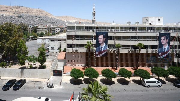 Плакаты с портретом президента Башара Асада на здании в Дамаске - Sputnik Узбекистан