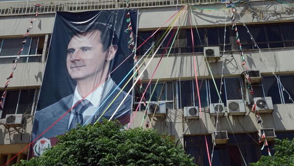 Плакат с портретом президента Сирии Башаром Асадом на здании в Дамаске - Sputnik Узбекистан