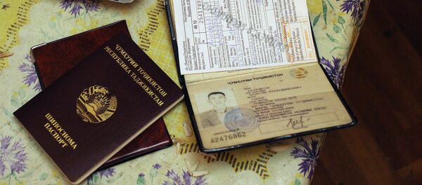 Проверка расселенного дома сотрудниками ФМС Проверка расселенного дома сотрудниками ФМС - Sputnik Узбекистан