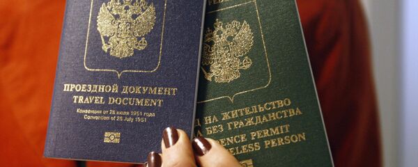 ФМС Санкт-Петербурга презентовало образцы документов с отпечатками пальцев - Sputnik Узбекистан