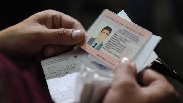 Сотрудник Федеральной Миграционной службы проверяет документы - Sputnik Узбекистан