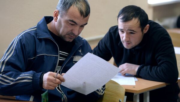 Сдача экзаменов в центре тестирования мигрантов - Sputnik Узбекистан