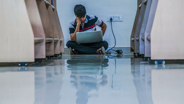 Мужчина сидит с ноутбуком на полу - Sputnik Ўзбекистон