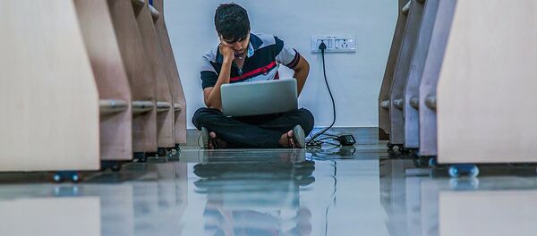 Мужчина сидит с ноутбуком на полу - Sputnik Ўзбекистон