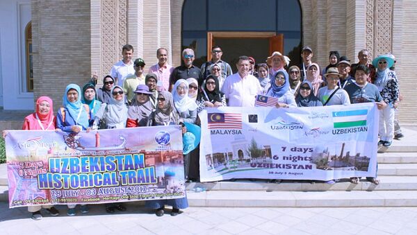 Туристы-паломники из  Малайзии и Индонезии в Узбекистане - Sputnik Узбекистан
