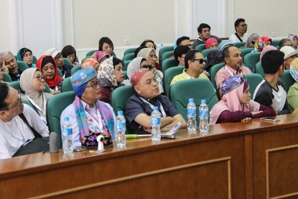 Туристы-паломники из Малайзии и Индонезии в Узбекистане - Sputnik Узбекистан