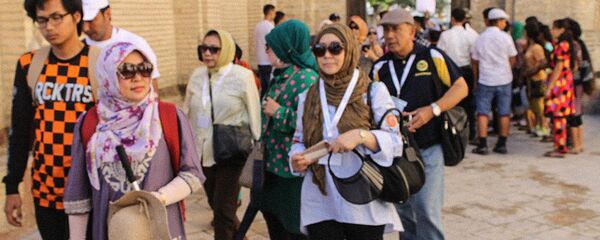 Туристы во время экскурсии Туристы во время экскурсии - Sputnik Ўзбекистон