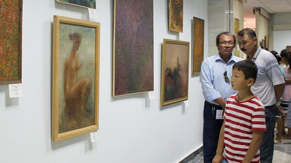 Посетители на выставке Дорога жизни, посвященной творчеству Сарсенбая Байбосинова Посетители на выставке Дорога жизни, посвященной творчеству Сарсенбая Байбосинова - Sputnik Узбекистан