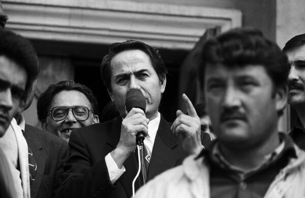 Митинг на площади Озоди в Душанбе, 3 мая 1992 года. Сафарали Кенджаев (в центре) заявил, что ушел в отставку под сильным давлением оппозиции Митинг на площади Озоди в Душанбе, 3 мая 1992 года. Сафарали Кенджаев (в центре) заявил, что ушел в отставку под сильным давлением оппозиции - Sputnik Узбекистан