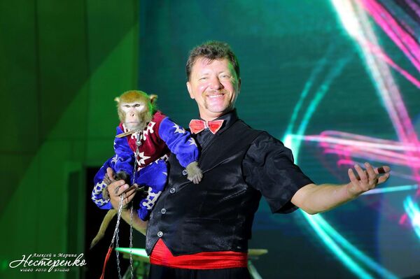 Выступление артистов на сцене амфитеатра в парке Анхор-Локомотив - Sputnik Узбекистан