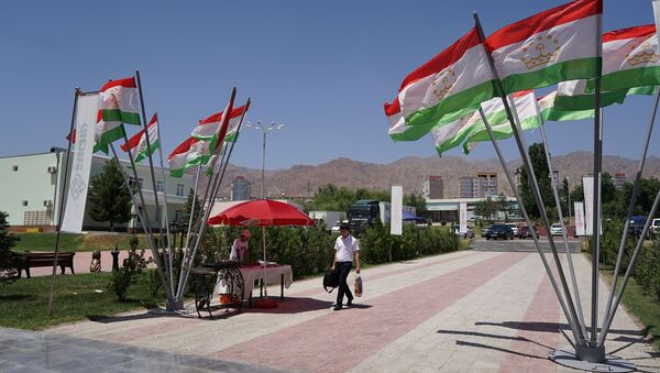 Флаги Таджикистана, архивное фото - Sputnik Ўзбекистон