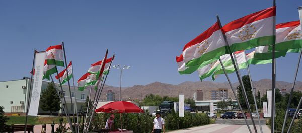 Флаги Таджикистана, архивное фото Флаги Таджикистана, архивное фото - Sputnik Ўзбекистон