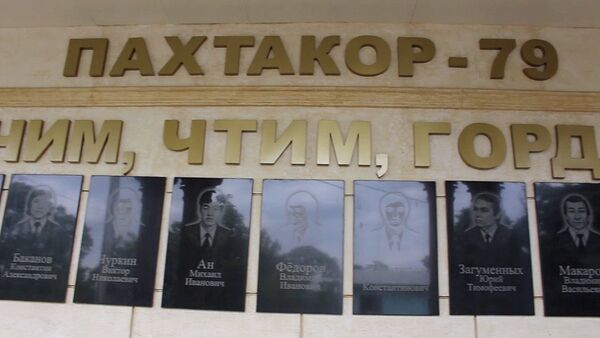 Цветы, слезы и слова: в Ташкенте почтили память команды Пахтакор-79 - Sputnik Узбекистан