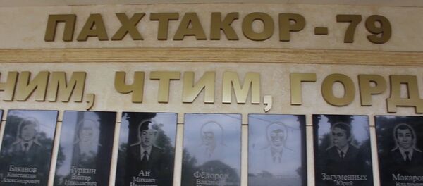 Цветы, слезы и слова: в Ташкенте почтили память команды Пахтакор-79 - Sputnik Узбекистан