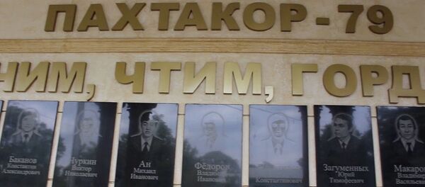 Гуллар, кўзёшлар, сўзлар: Тошкентда Пахтакор-79 жамоаси хотирланди Гуллар, кўзёшлар, сўзлар: Тошкентда Пахтакор-79 жамоаси хотирланди - Sputnik Ўзбекистон