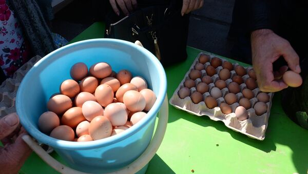 Продажа яиц на рынке - Sputnik Узбекистан