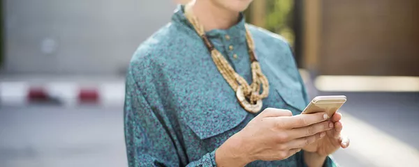 Девушка держит в руках мобильный телефон - Sputnik Узбекистан