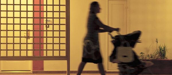 Женщина прогуливается с каляской Женщина прогуливается с каляской - Sputnik Узбекистан