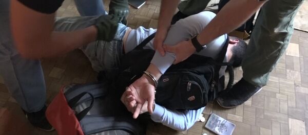 Сотрудники ФСБ задерживают подозреваемых в подготовке взрывов в Москве Сотрудники ФСБ задерживают подозреваемых в подготовке взрывов в Москве - Sputnik Узбекистан