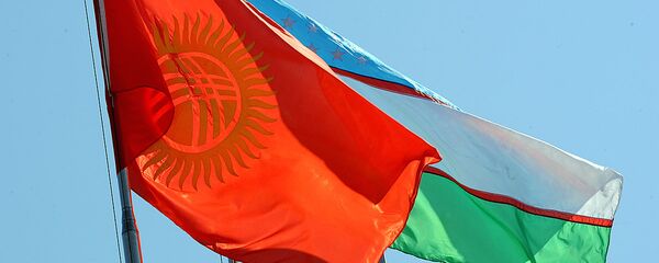 Флаги Кыргызстана и Узбекистана Флаги Кыргызстана и Узбекистана - Sputnik Ўзбекистон