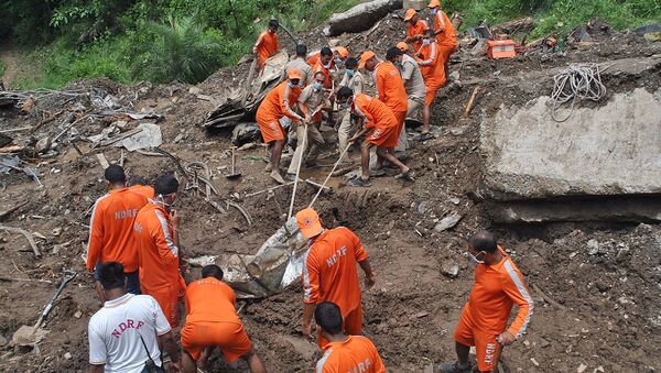 Спасательные работы на месте оползня в Индии - Sputnik Узбекистан
