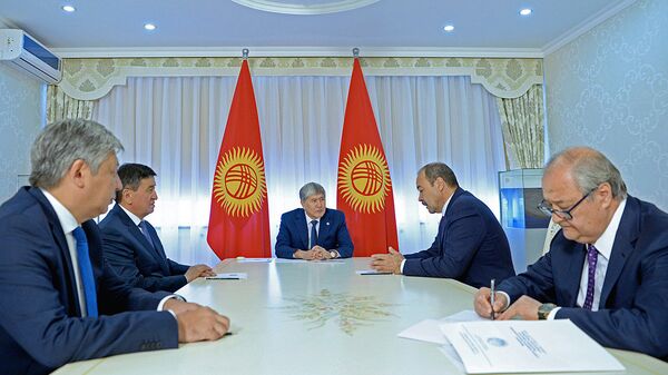 Премьер-министр Узбекистана Абдулла Арипов встретился с президентом Кыргызстана Алмазбеком Атамбаевым Премьер-министр Узбекистана Абдулла Арипов встретился с президентом Кыргызстана Алмазбеком Атамбаевым - Sputnik Узбекистан