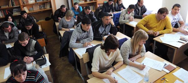 Мигранты во время экзаменационного тестирования - Sputnik Ўзбекистон