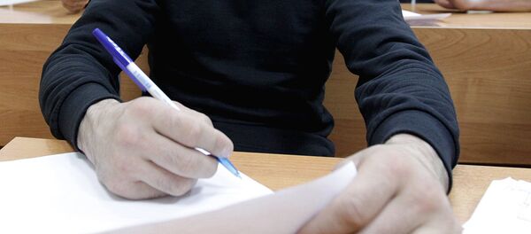 Во время сдачи экзамена на знание русского языка - Sputnik Узбекистан