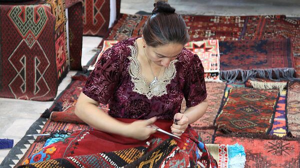 Женщина ткёт ковер - Sputnik Узбекистан