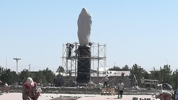 В Самарканде установили памятник Исламу Каримову - Sputnik Узбекистан