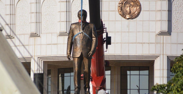 V Oksaroe ustanovili pamatnik Islamu Karimovu V Oksaroe ustanovili pamatnik Islamu Karimovu - Sputnik O‘zbekiston