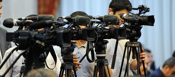 Видеооператоры во время съемки - Sputnik Узбекистан