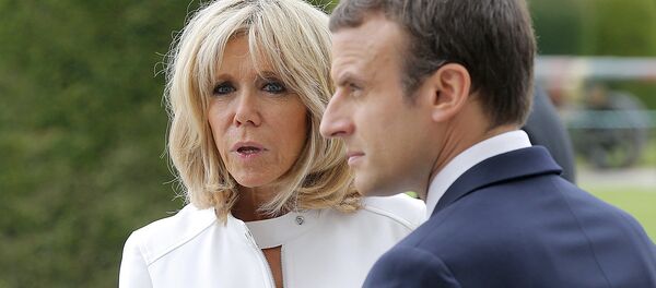 Президент Франции Эммануэль Макрон и его жена Брижитт Макрон - Sputnik Узбекистан